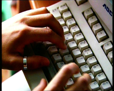 Manos sobre un teclado de ordenador.  Imagen de sciencepics.org con licencia Creative Commons
